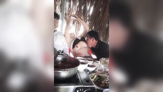 Miền tây bú vú vợ thằng bạn trên mâm nhâu dâm đãng v