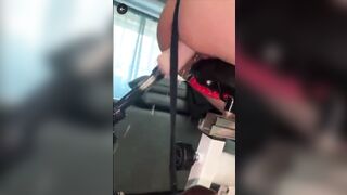 Dùng máy địt thủ dâm vào cái lồn múp bắn nước như mưa