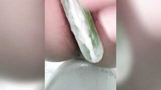 Thủ dâm lỗ ass bằng kem đánh răng và dưa leo