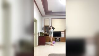 Em nó ở nhà nứng quá nên nghĩ ra đủ chò trơi