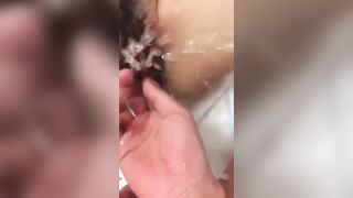 Địt mấy cái mà em sướng quay ra móc phát bắn nước luôn