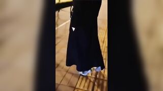 E gái bị bắt phải cởi sạch đồ ngoài đường rồi mới cho lên xe