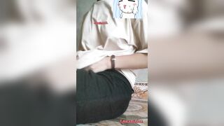 Bé học sinh móc