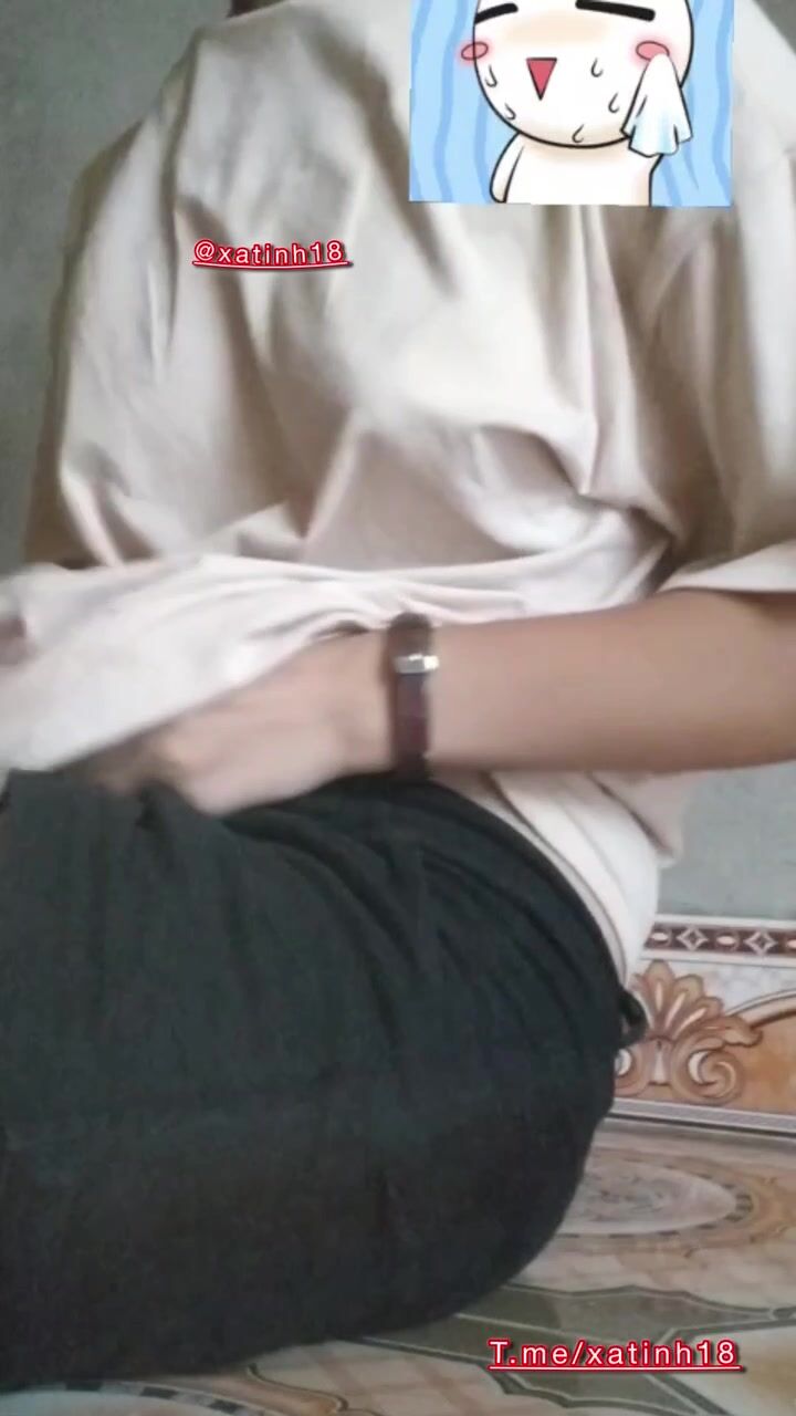 Bé học sinh móc