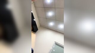 Quay lén dưới váy của em nhân viên TGDĐ