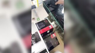 Quay lén dưới váy của em nhân viên TGDĐ