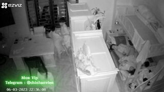 Hack Camera Bố mẹ địt nhau trong giường các con đứng ngoài rình trộm