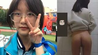 Nữ Sinh Đeo Kính Chủ Động Gạ Chat Sex Cho Xem Mình Thủ Dâm 2