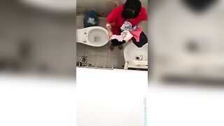 Em thay đồ rửa bím