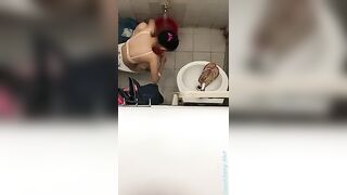 Em thay đồ rửa bím
