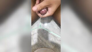 Trả kèo kem đánh răng dí móc quần áo