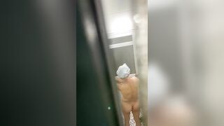 Quay lén chị gái dâm đãng tắm 1