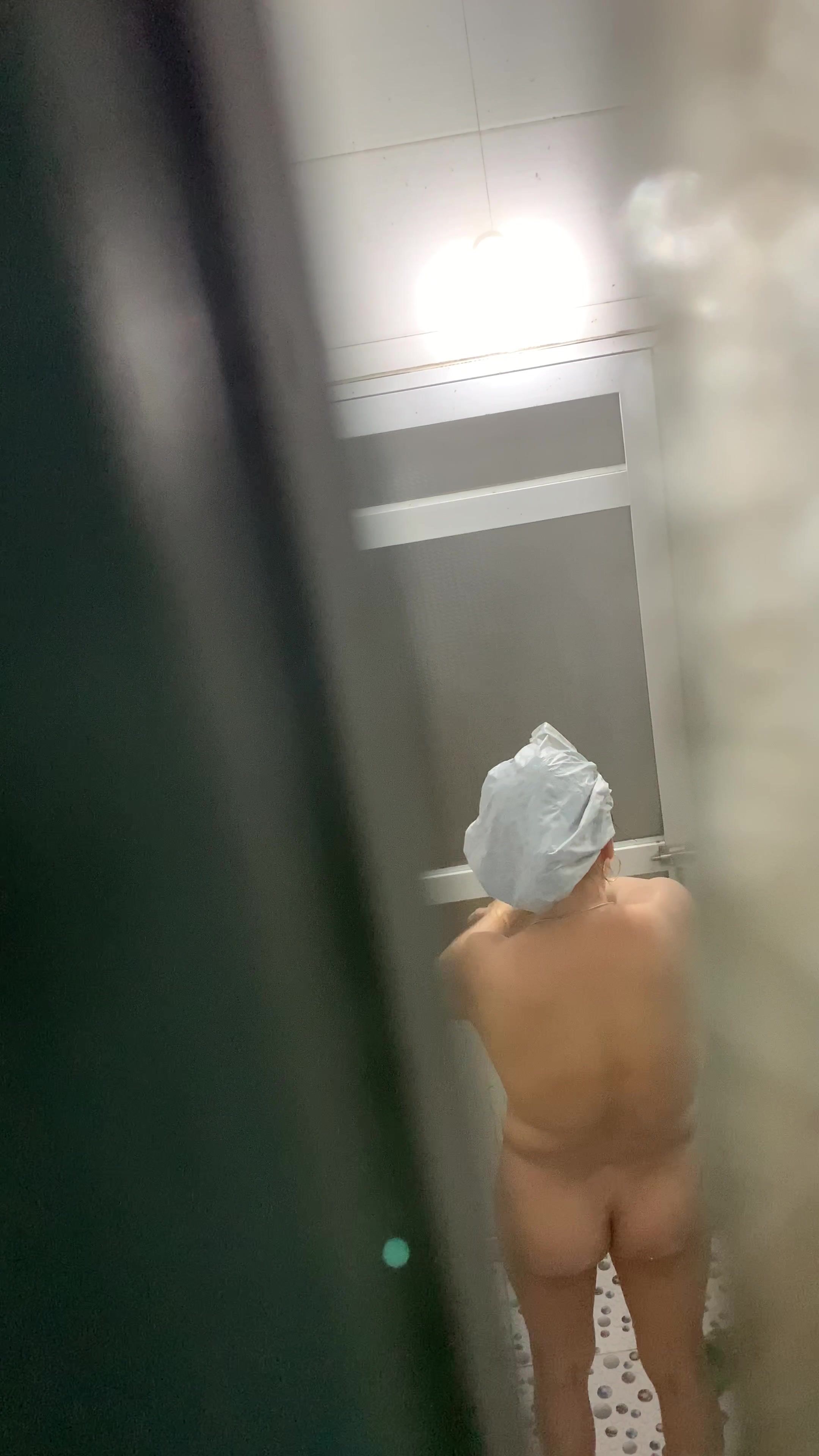 Quay lén chị gái dâm đãng tắm 1