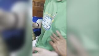 bóp vú con em họ Lồn non mải chơi điện thoại djt sướng vl