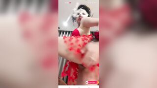 Hóa trang thủ dâm trong nhà vệ sinh đợi chồng về