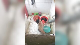 Quay lén đứa cháu hàng xóm tắm vú to lồn ngon nhìn là muốn địt