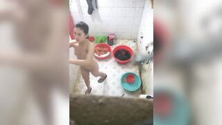 Quay lén đứa cháu hàng xóm tắm vú to lồn ngon nhìn là muốn địt