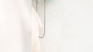 Em gái quay clip gửi bạn