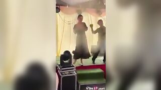 Shokc, Đám Cưới Miền Tây, Méng Cởi đồ Khoả thân cho móc lồn
