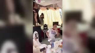 Shokc, Đám Cưới Miền Tây, Méng Cởi đồ Khoả thân cho móc lồn