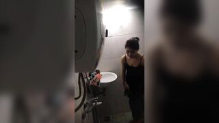 Quay Lén Nhìn Em Tắm Tự Nhiên Tháy Nứng Quá Phần 22