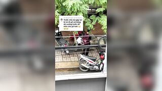 ANH TRAI BÓP VÚ BẠN GÁI NGAY NGOÀI  ĐƯỜNG