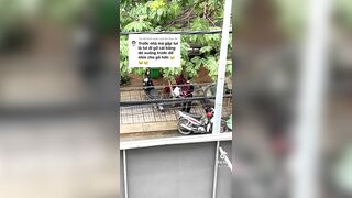 ANH TRAI BÓP VÚ BẠN GÁI NGAY NGOÀI  ĐƯỜNG