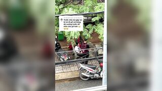 ANH TRAI BÓP VÚ BẠN GÁI NGAY NGOÀI  ĐƯỜNG