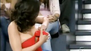 MC lột áo khách mời trên sóng trực tiếp