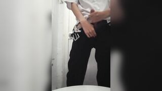 Nhóc học sinh sục cặc trong WC trường