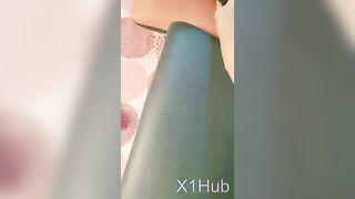 Thác loạn dụ dỗ gạ chịch được 2 em Loli mới lớn với cái lồn không lông đi khách sạn