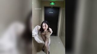 Gái Xinh Sơ Hở Là Vạch Lồn Nơi Công Cộng 2