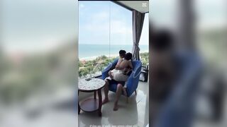 Chơi em sinh viên kính cận bên cửa sổ trong chuyến du lịch