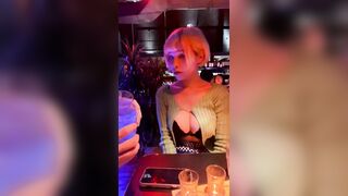 Gạ e gái xinh đẹp vú bự trên bar vào nvs bú cu nào ngờ e đồng ý thế là đc địt free