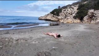 Lén sục cu bất ngờ địt vào lồn người lạ đang tắm nắng ngoài biển vú to lồn bư