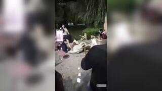 Em gái cởi đồ vào quán ăn