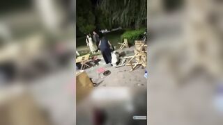 Em gái cởi đồ vào quán ăn