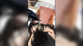 Mẹ vừa đi bắt con em gái bú tràn họng rồi xuất trong miệng khiến em sặc