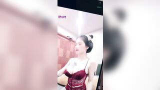 Cặp vú không thể cưỡng lại của Bảo Trân khiến cho người ta lạc vào mê hồn trận