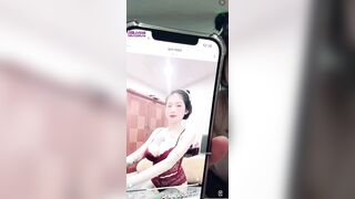Cặp vú không thể cưỡng lại của Bảo Trân khiến cho người ta lạc vào mê hồn trận
