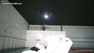 Quay lén con bạn thân ở nhà tắm công cộng vú to mông bư