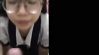 Em gái đeo kính dễ thương bú cu cho bạn trai trong nhà vệ sinh