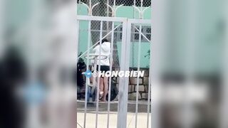 Học sinh bóp vú móc lồn trước cửa nhà