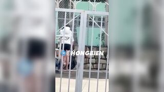 Học sinh bóp vú móc lồn trước cửa nhà