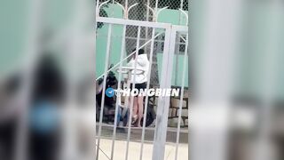Học sinh bóp vú móc lồn trước cửa nhà