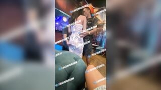 Em nhân viên bị khách bóp đít bóp vú xin số rủ đi khách sạn