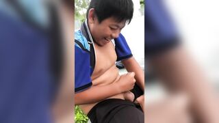 lọ giữa tượng đài