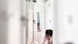 Gái Xinh Quảng Cáo Sextoy Rung Chân Thật Nhảy Run Cả Chân