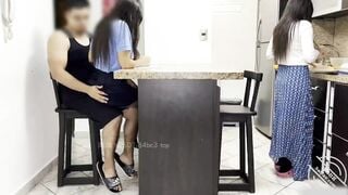 Loạn luân gia đình bố dượng địt con gái ngay sau lưng vợ khi đg nấu ăn