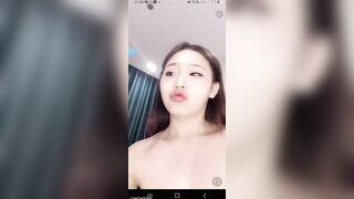 Em gái mới lớn ở nhà một mình nứng lồn quá thủ dâm với cặc giả cho bớt ngứa lồn 2